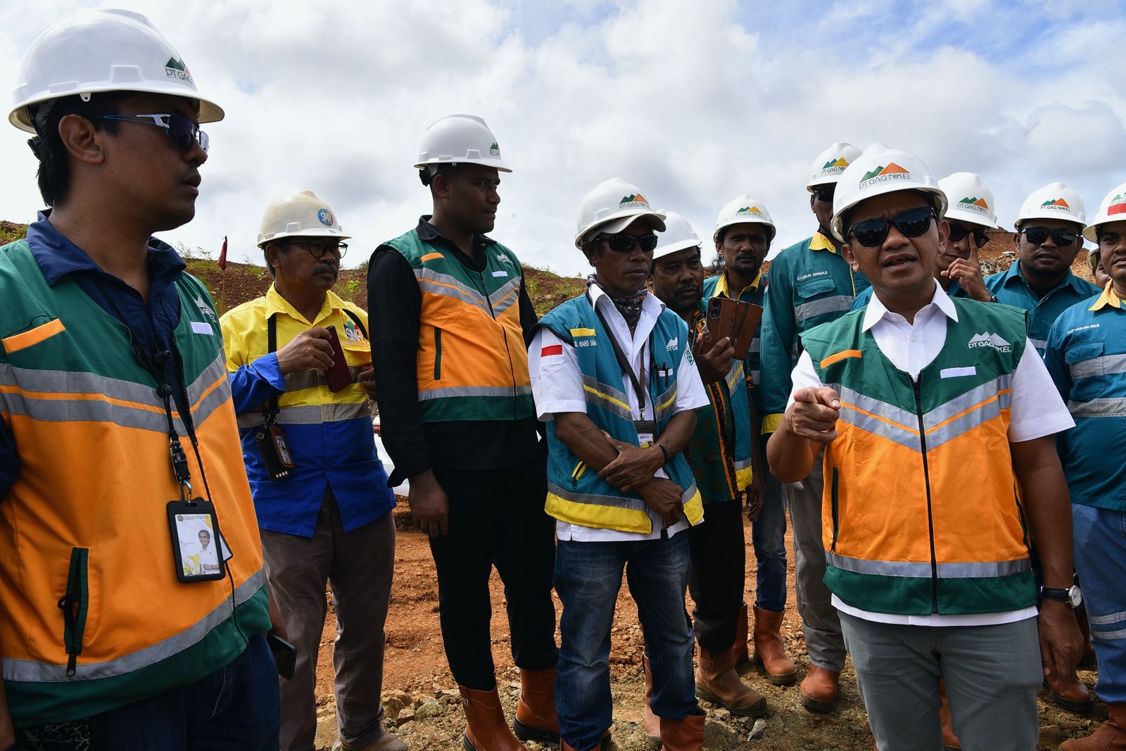 Pantau Sumur Migas di Sorong, Menteri Bahlil Sempatkan Kunjungi Pulau Gag